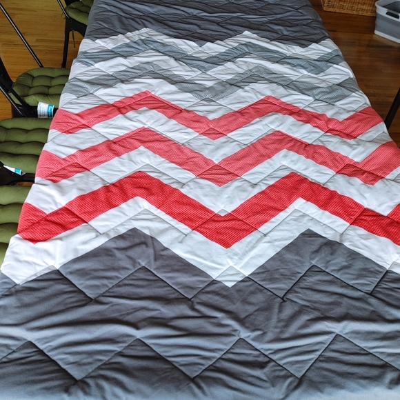 In Home Cade Reversable Zig-Zag Ombré Ski Patrol Comforter Quilt Twin / Twin XL - Picture 3 of 7